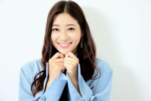 足立梨花は結婚してる(旦那は)?歴代彼氏とローランドと付き合ってる?